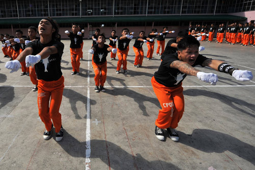 Dressed in tangerine trousers, about 1,500 inmates in a jail in the Philippines perform a series of Michael Jackson’s dances that have helped boost their morale.