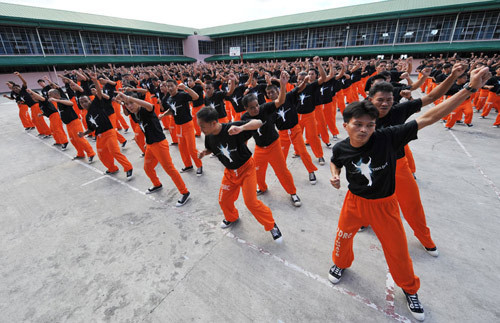 Dressed in tangerine trousers, about 1,500 inmates in a jail in the Philippines perform a series of Michael Jackson’s dances that have helped boost their morale. 