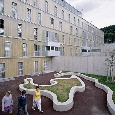 The facilities in Austria&apos;s prisons are quite &apos;luxurious.&apos; Many immigrants come to Austria, mainly because they are attracted by prisons&apos; conditions there. [huanqiu.com]