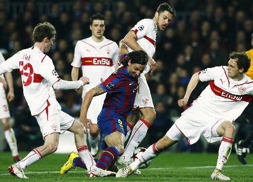 VfB Stuttgart's Aleksandr Hleb (L) Matthieu Delpierre (2nd R) and Georg Niedermeier (R) challenge Barcelona's Zlatan Ibrahimovic during their Champions League last 16, second leg soccer match at the Camp Nou stadium in Barcelona March 17, 2010. (Xinhua/Reuters Photo)