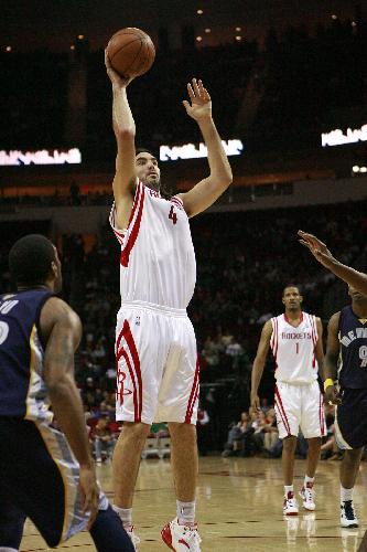 Luis Scola(C) of Houston Rockets jumps to shoot during a NBA game against Memphis Grizzlies in Houston, south United States of America, March 17, 2010. (Xinhua Photo)