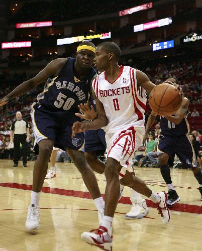 Aaron Brooks(R) of Houston Rockets dribbles during a NBA game against Memphis Grizzlies in Houston, south United States of America, March 17, 2010. (Xinhua Photo)
