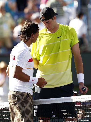 John Isner of the U.S. shakes hands with Rafael Nadal (L) of Spain at the conclusion of their match at the Indian Wells ATP tennis tournament in Indian Wells, California March 17, 2010. (Xinhua/Reuters Photo)