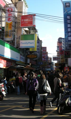 The Gongguan area near the center of Taipei is always crowded with young people.[Photo:CRIENGLISH.com]