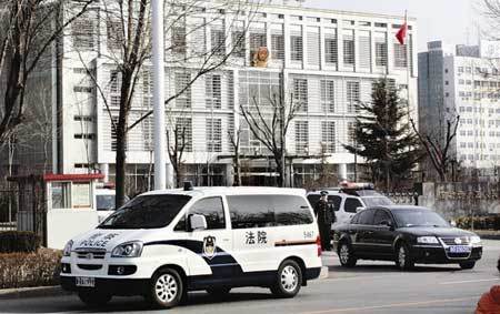 A police car leaves the Hebei Higher People's Court after Huang Songyou, a former Supreme Court judge, was sentenced to life imprisonment on Wednesday, March 17, 2010. [Photo: Legal Evening News]