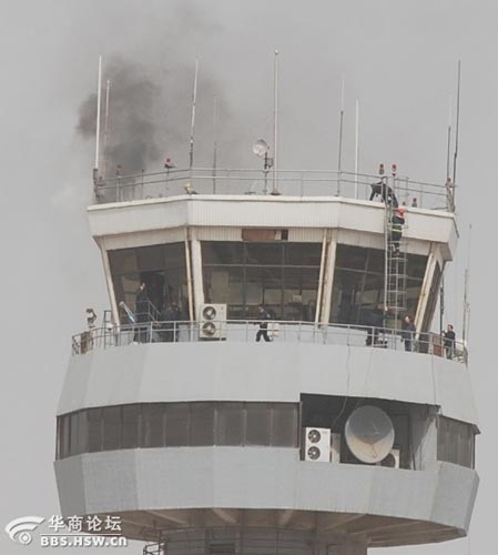 The control tower of Xianyang Airport in northwest China's Shaanxi Province catches fire on Wednesday, March 17, 2010. [Photo: bbs.hsw.cn]