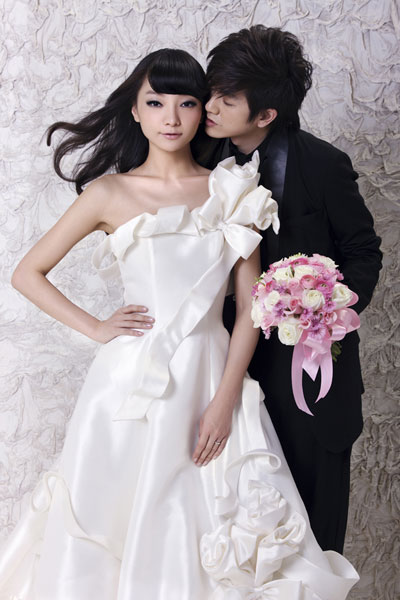 Singer-guitarist Peng Tan and top model Chun Xiao, an attractive celebrity couple, recently pose for 'Cosmo Bride' magazine.