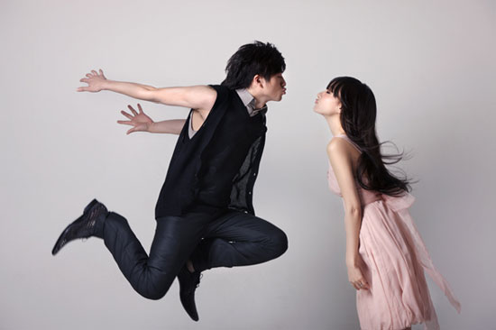 Singer-guitarist Peng Tan and top model Chun Xiao, an attractive celebrity couple, recently pose for 'Cosmo Bride' magazine. 