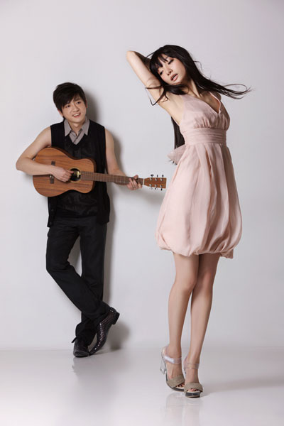 Singer-guitarist Peng Tan and top model Chun Xiao, an attractive celebrity couple, recently pose for 'Cosmo Bride' magazine. 