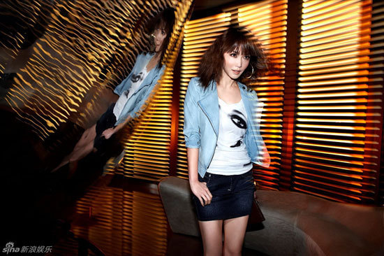 Singaporean actress Fann Wong is featured in a series of jean advertisement photos. 