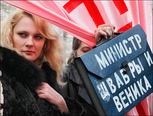 Government headquarters as they stage a performance protesting against the absence of female ministers in the new Ukrainian Cabinet in Kiev March 17, 2010.[CRI]