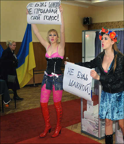 Members of the Ukrainian activist pressure group FEMEN during their action at Independence square in Kiev, Ukraine, Sunday, Feb. 28, 2010, as they make fun of their country&apos;s bad performance in the current Winter Olympics.[CRI] 