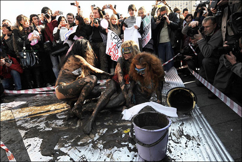  Members of the Ukrainian activist pressure group FEMEN protest before the building of Ukrainian Ministry of Education against sexual harassments on campus on Nov. 16, 2009. [CRI] 