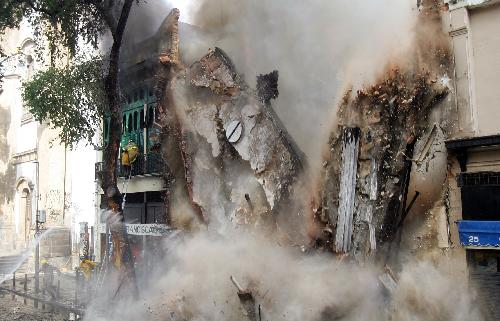 Parts of the building collapse during a fire in the center of Rio de Janeiro, Brazil, March 18, 2010. After two hours&apos; working, firefighters controlled the fire.[Agencia Estado/Xinhua] 