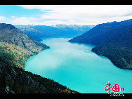 The Kanas Lake (Kanasi Hu), which means 'beautiful, rich and mysterious' in Mongolian, can be found 150km north of Bu'erjin Town in Xinjiang. Nestled in the deep forests and mountains of Altay, the lake is 1,374m above sea level and covers an area of 45sqkm (10 times bigger than Tianchi on Bogda Mountain) with the deepest point of 188m. [Photo by Han Jiajun]