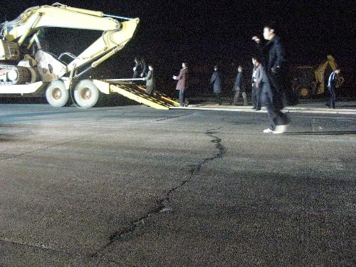 People work on a runway with cracks caused by severe drought at Kunming Airport, southwest China's Yunnan Province, March 18, 2010.[Xinhua]