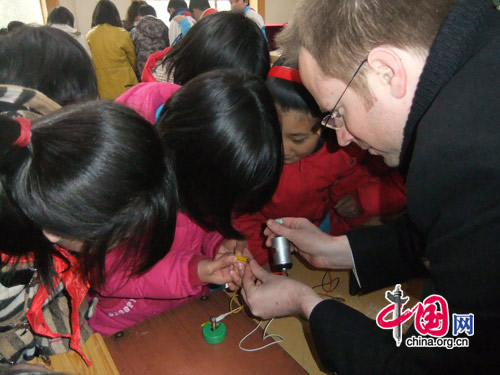 Students play with volunteers.