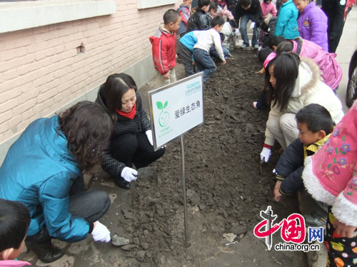 Volunteers build a garden in the school.