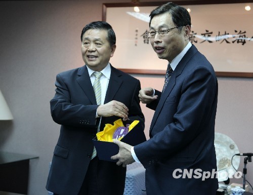 Vice Chairman Kao Koong Liann(R) and Wang Fuqing,vice president of the ARATS.