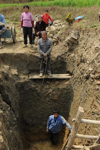 People are digging wells in Xinzhong Village, Xifeng County of southwest China's Guizhou Province, on March 17 to seek drinking water for people and livestock amid a prolonged drought. 