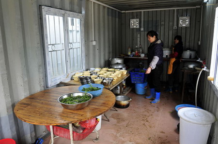 Revamped kitchen inside a container near the 107 National Highway, Xinwu Street, Shenzhen Bao'an District.[