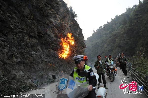  About 2,000 policemen and firefighters were mobilized Sunday to tame a fire which ravaged at least 20 hectares of forest in southwest China&apos;s Chongqing Municipality. The fire broke out at about 2:30 p.m. in Dadukou District and was continuing as of 10 p.m. [Xinhua]