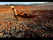 The bottom of a reservoir is seen in Yuanyang, Yunnan Province, Feb. 24, 2010. A severe drought over the past months has left 7.5 million people and more than 4 million head of livestock without adequate drinking water in two southwestern China's Yunnan, Guangxi and Guizhou provinces. [Xinhua]