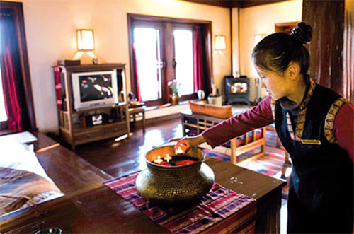 Housekeeping staff making up a bedroom. [Photo: Global Times]