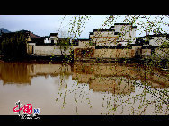 Chengkan village in Huizhou District, Anhui province is famous for the residential architecture of the Ming and Qing style. Baolun Hall in the Ancestral Temple of Luo's, built during the Jiaqing's reign, is a representative collection of typical Huizhou architecture. [Photo by Shi Guangde]