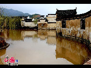 Chengkan village in Huizhou District, Anhui province is famous for the residential architecture of the Ming and Qing style. Baolun Hall in the Ancestral Temple of Luo's, built during the Jiaqing's reign, is a representative collection of typical Huizhou architecture. [Photo by Shi Guangde]