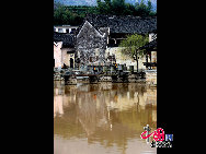 Chengkan village in Huizhou District, Anhui province is famous for the residential architecture of the Ming and Qing style. Baolun Hall in the Ancestral Temple of Luo's, built during the Jiaqing's reign, is a representative collection of typical Huizhou architecture. [Photo by Shi Guangde]