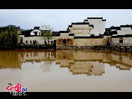 Chengkan village in Huizhou District, Anhui province is famous for the residential architecture of the Ming and Qing style. Baolun Hall in the Ancestral Temple of Luo's, built during the Jiaqing's reign, is a representative collection of typical Huizhou architecture. [Photo by Shi Guangde]