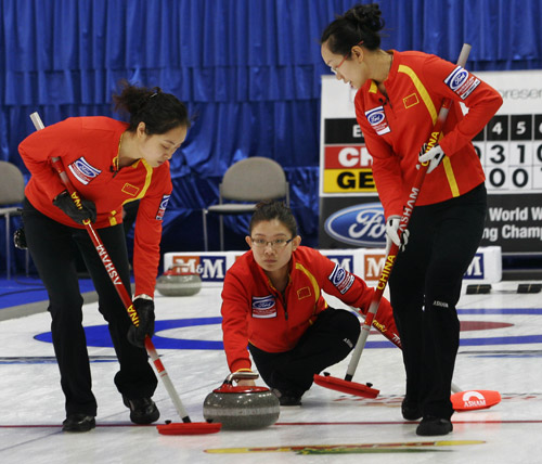 China skip Wang Bingyu (C) throws the stone during the first round match against Germany in the World Women's Curling Championships in Swift Current, Saskatchewan, March 20, 2010. China lost 6-8. (Xinhua/Zou Zheng)