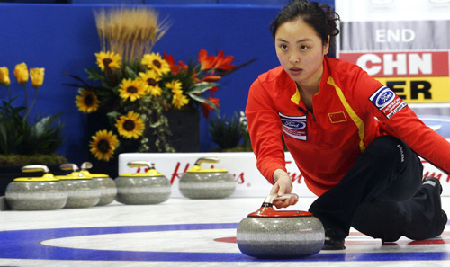 China skip Yue Qingshuang throws the stone during the first round match against Germany in the World Women's Curling Championships in Swift Current, Saskatchewan, March 20, 2010. (Xinhua/Zou Zheng)