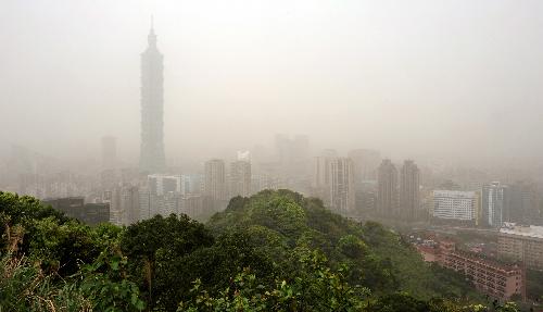 Dusty sky is seen amid a floating dust weather in downtown Taipei, southeast China's Taiwan, March 21, 2010. A sandstorm hit the island on Sunday. (Xinhua/Wu Ching-teng