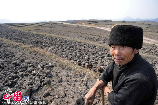 A farmer in Gaopo Village, Guizhou Province. Southwest China&apos;s drought has caused the prices of goods to soar, affecting much of the food chain, including flowers, tea, herbs, fruit and grain. [CFP]