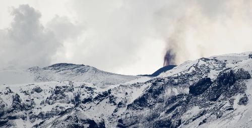 The Eyjafjallajokull volcano erupts in southern Iceland early March 21, 2010. The volcano erupted overnight, forcing hundreds of people to evacuate the area and diverting flights after authorities declared a local state of emergency, officials said on Sunday. [Xinhua]