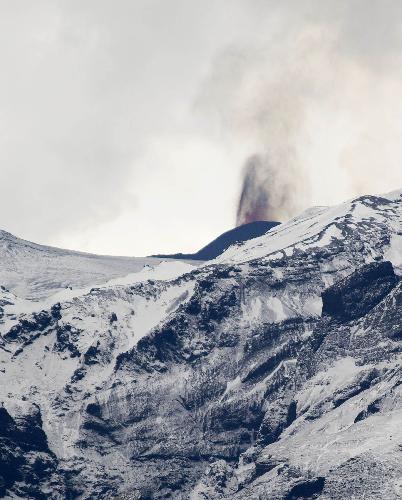 The Eyjafjallajokull volcano erupts in southern Iceland early March 21, 2010. The volcano erupted overnight, forcing hundreds of people to evacuate the area and diverting flights after authorities declared a local state of emergency, officials said on Sunday. [Xinhua] 