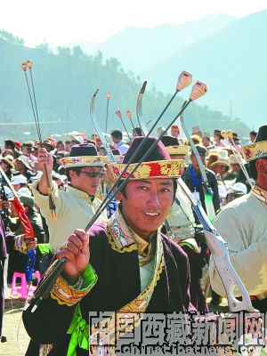 Photo shows artists performing at the opening ceremony of the 8th Peach-Blossom Festival of Nyingchi Prefecture, southeastern Tibet. [Photo Source: chinatibetnews.com]