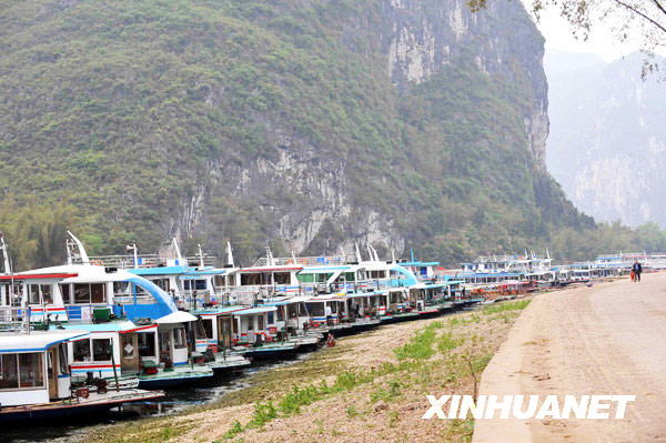 Droves of tourist boats are forced to stop operating because of the severe drought along the banks of the Li River on Monday, March 22, 2010. [Photo: Xinhua]