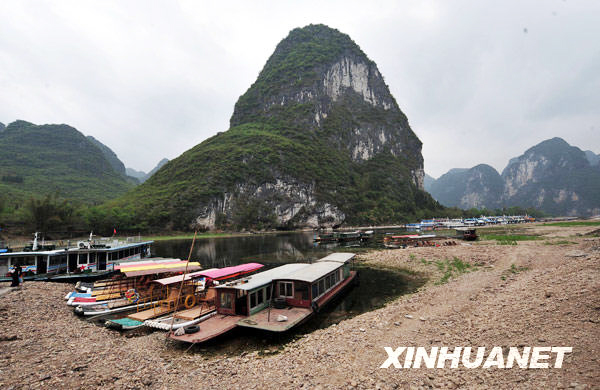 This photo taken on Monday, March 22, 2010, shows how far the waterline has dropped at the Yang Ti section of the Li River. [Photo: Xinhua] 