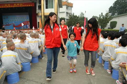 A 6-year-old girl is among participants in a volunteer campaign at the Guangdong Reformatory for Juvenile Delinquents on Sunday. The campaign is aimed at encouraging delinquents to volunteer for the Guangzhou Asian Games after they are released from prison. 