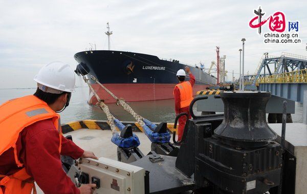 A Sinopec oil tanker that carries crude oil from Angola arrives at Tianjin Port. [CFP]