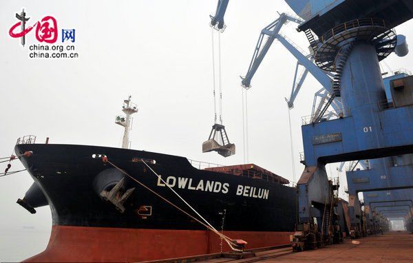Tianjin Port is unloading a batch of iron ore from Australia. [CFP]