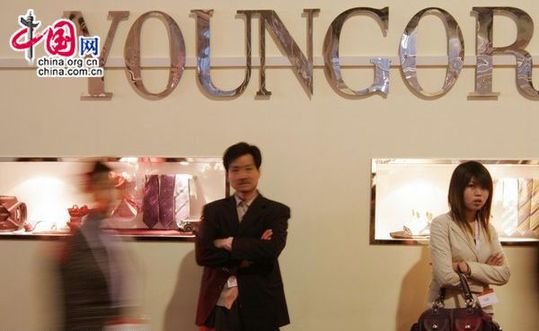 Chinese clothing maker Ninbo Youngor sees net profit in 2009 more than doubled. [CFP]