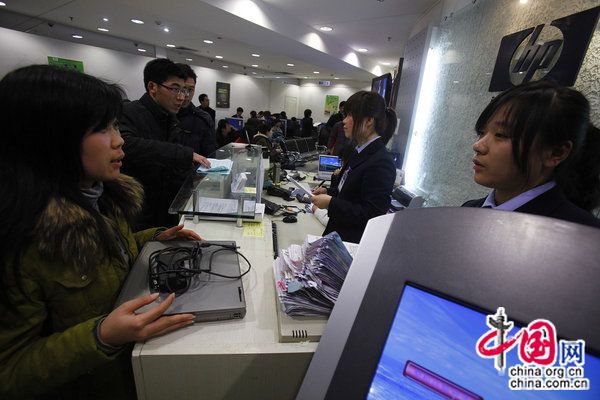 Consumers queue to get their laptops fixed at a Beijing HP post sale service centre. [CFP]