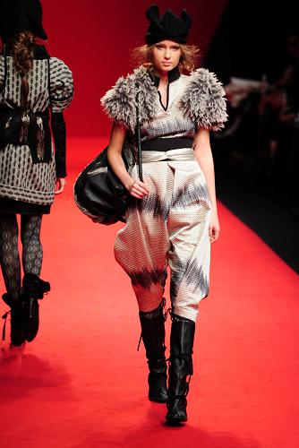 A model presents a creation for 2010-2011 Autumn/Winter collection at Japan Fashion Week in Tokyo March 23, 2010. [Xinhua/Reuters]