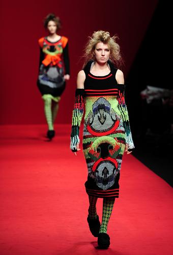 A model presents a creation for 2010-2011 Autumn/Winter collection at Japan Fashion Week in Tokyo March 23, 2010. [Xinhua/Reuters]