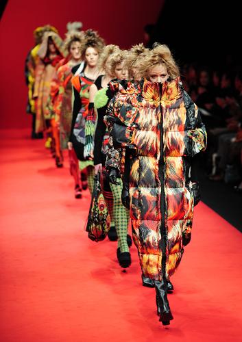 A model presents a creation for 2010-2011 Autumn/Winter collection at Japan Fashion Week in Tokyo March 23, 2010. [Xinhua/Reuters]