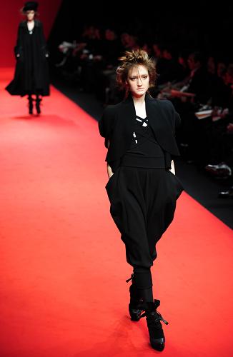 A model presents a creation for 2010-2011 Autumn/Winter collection at Japan Fashion Week in Tokyo March 23, 2010. [Xinhua/Reuters]